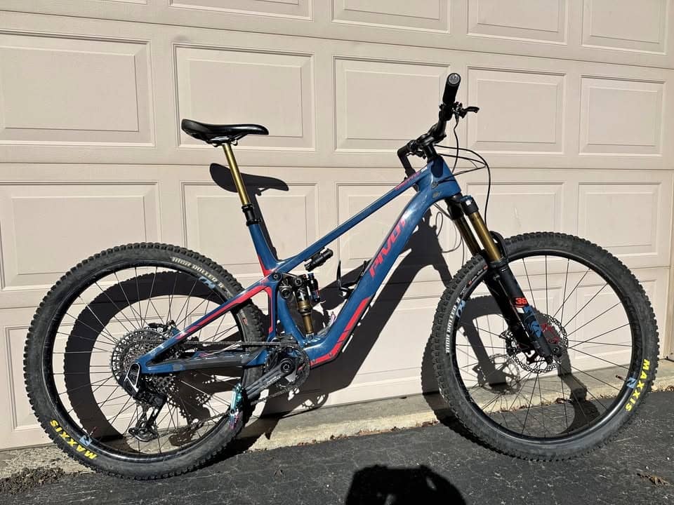 2024 Pivot Shuttle SL