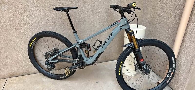 2023 Pivot Shuttle SL Pro